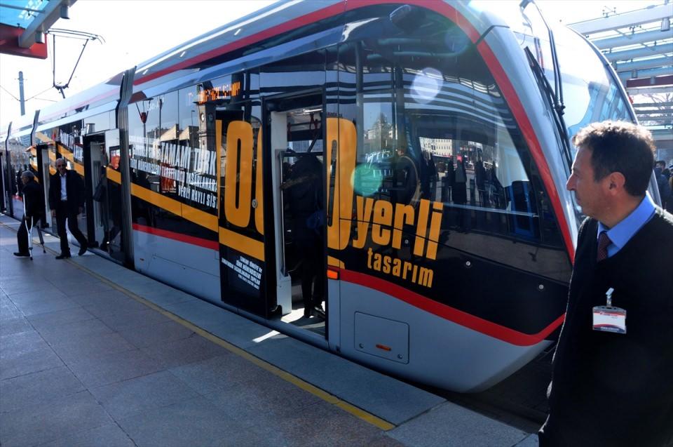 <p>Kayseri'de tramvay için Türkiye'de üretilen araçların tercih edilmesiyle yaklaşık 127 milyon lira tasarruf sağlandı.</p>