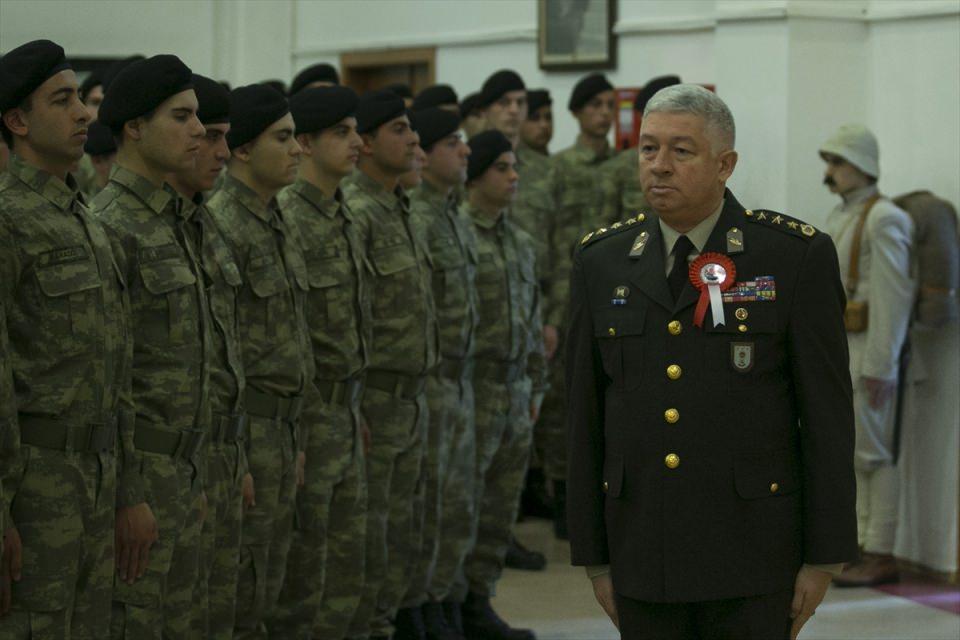 <p>Zırhlı Birlikler Okulu ve Eğitim Tümen Komutanlığında temel eğitimlerini tamamlayan 144 uzman erbaş için yemin töreni düzenlendi.</p>
