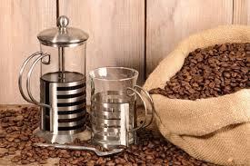 <p><strong>1- İyi bir kahve çekirdeği</strong></p>

<p>İstediğiniz bir markaya ait olan kahveyi seçerken, makinenize uygun olmasına ve taze olmasına özen gösterin.</p>

<p><strong>Kalın</strong>: Kahve presinde pişirilecekse 6 saniye öğütebilirsiniz.</p>

<p><strong>Orta</strong>: Zemini düz olan filtre kahve makinelerinde kahvenizi 8-10 saniye pişirebilirsiniz.</p>

<p><strong>Ekstra ince</strong>: Koni şeklinde olan fitre kahve makineleri ve espresso makineleri için 15 saniye öğütmek yeterli olabilir.</p>
