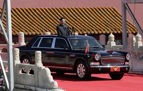 <p>Çin Halk Cumhuriyeti Devlet Başkanı Xi Jinping, Çin'de üretilen Hongqi marka makam aracını tercih ediyor. Her yerinde komünizmin işlevselliği ön plana koyan tasarım anlayışının izleri bulunan bu araç, ön kısmının tasarımıyla da biraz retro bir hava taşıyor.</p>
