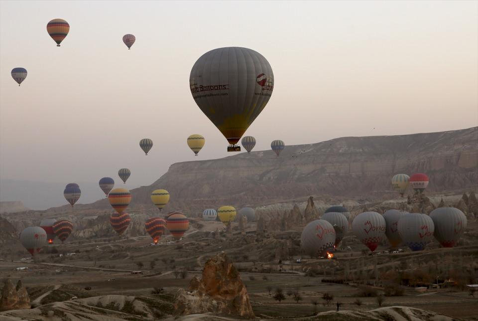 <p>Bölgede 25 firma tarafından düzenlenen ve balonların havada 45 dakika ile bir buçuk saat kaldığı turlara kişi başı katılım bedeli 100 ile 150 avro arasında değişiyor.</p>
<p> </p>