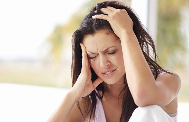 <p>Günlük yaşantı içerisinde görülen stres, aç kalma ve beslenme bozuklukları gibi bazı etkenlerin migrenden dolayı olduğu kolaylıkla anlaşılabilir. Ancak, bazı belirtiler vardır ki bunların migrenle uzaktan yakından bir ilgisi olmadığı düşünülür.<strong> İşte tahmin bile edemeyeceğiniz migren belirtileri...</strong></p>
