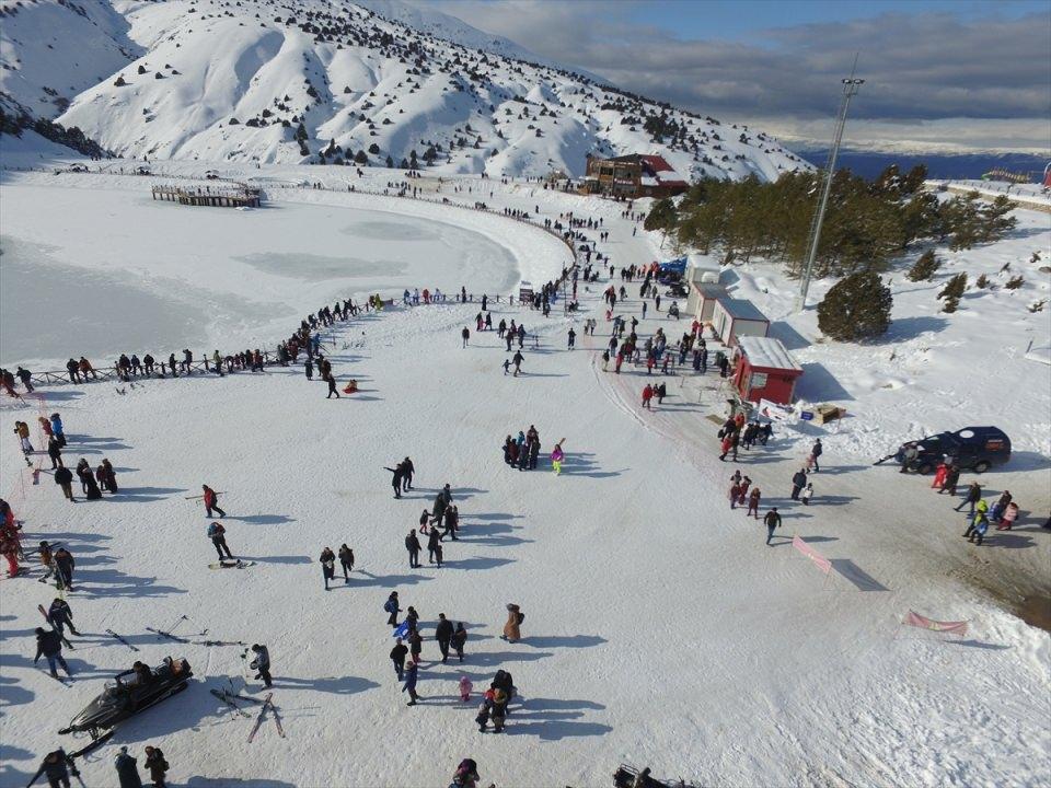 <p> Erzincan'da bulunan Ergan Dağı Kış Sporları ve Doğa Turizm Merkezi, doğal pistleri ve gece kayağı imkanı ile Doğu Anadolu Bölgesi'nin parlayan yeni kayak merkezi olarak adından söz ettiriyor.</p>
