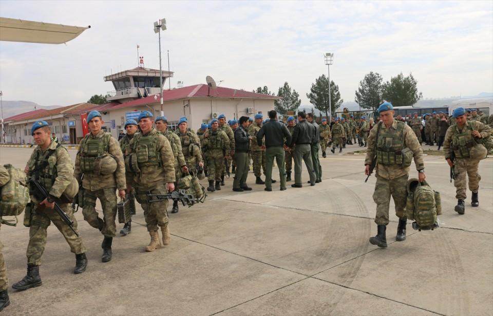 <p>Damla Demirci, Afrin'e gidecek eşlerini Allah'a emanet eklerini belirterek, "Gözleri arkada kalmasın, buradayız ve onları bekliyoruz. Hepsi Allah'a emanet olsun." ifadesini kullandı.</p>
<p> </p>