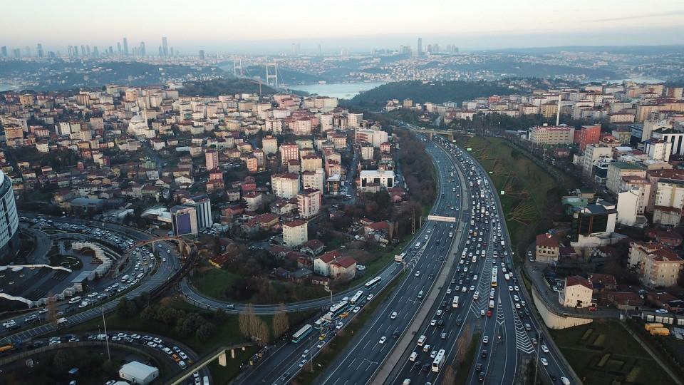 <p>İstanbul Büyükşehir Belediyesi(İBB)'nin trafik verilerine göre, sabah 08.00 sıralarında trafik yoğunluğu İstanbul'da yüzde 62 olarak kaydedildi.</p>
