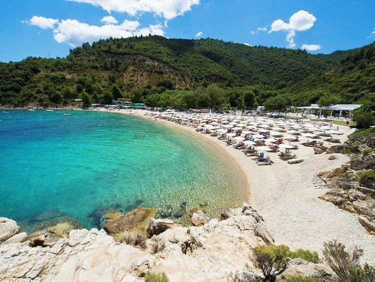<p>Özellikle yaz döneminde Ege şeridinde tatil yapanlar, Yunanistan'a kolay ve hızlı vize alınabilmesi dolayısıyla günübirlik ziyaretler gerçekleştirmektedir. Yunansitan, 2016 yılında Türkiye'den 786 bin ziyaretçi çekti" ifadelerini kullandı.</p>
<p> </p>