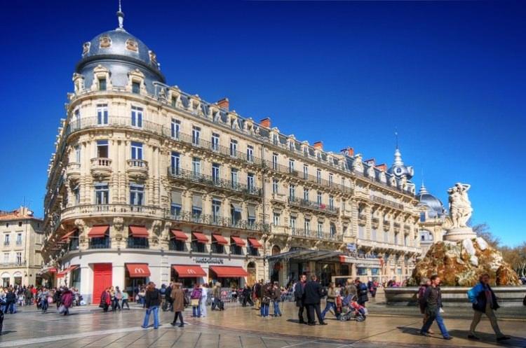 <p>Fransa'ya gidenlerin en çok gezdiği yerler ise Eyfel Kulesi, Versay Sarayı, Notre Dame Katedrali, Bordeaux'un Arap Bağları, Napolyon, Marie Antoinet'dir. Fransa'nın en büyük şehirleri; Marsilya, Lyon, Nice, Nantes, Strasbourg, Montpeiller, Bordo, Nimes, Aixen-Provance, Rouen, Toulouse'dir."</p>

<p> </p>
