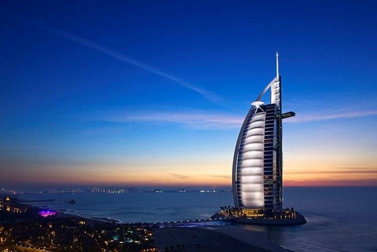 <p>Kolay vize alınan ülkelerden Dubai, Suudi Arabistan'dan sonra Körfez ülkeleri arasında en çok ziyaret ülke konumunda. Ocak ayında Türkiye'den daha sıcak olması dolayısıyla tercih ediliyor. Çölün ortasında modern bir şehir oluşu merak uyandırıyor. Hem de lüks arazi araçlarıyla çöl safarisi yapmak birçok kişinin hayali."</p>

<p> </p>
