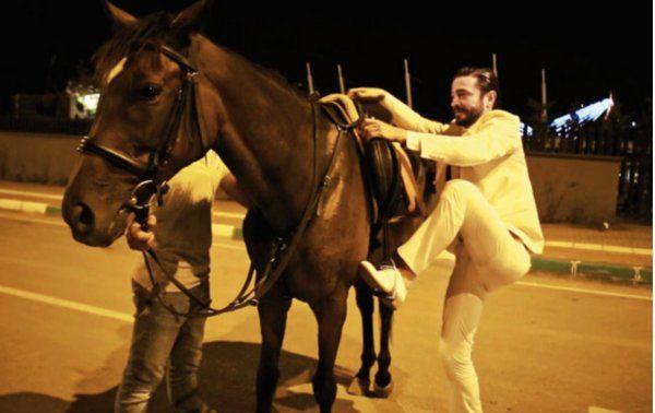 <p>Sevilen oyuncu Ahmet Kural 2 Mart'ta vizyona girmesi planlanan "Ailecek Şaşkınız" film setinde senaryo gereği sevdiği kadının bindiği taksiyi atla takip etti.</p>
