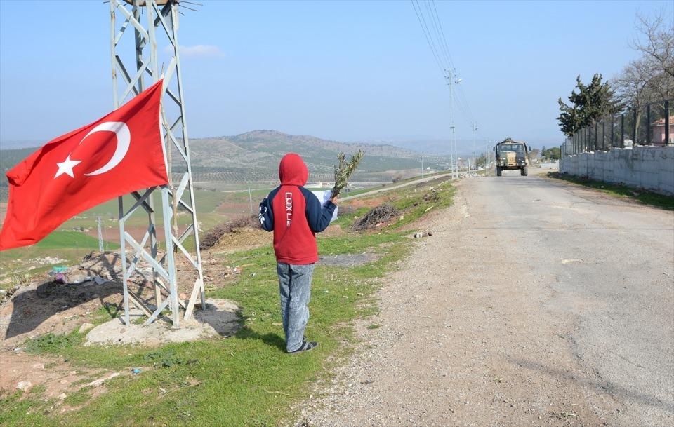 <p> Kilis'in Suriye sınırına sıfır noktasındaki köyde yaşayan 10 yaşındaki ilkokul öğrencisi Ramazan Gökdeniz, elinde zeytin dalı ve hazırladığı "Gazanız mübarek olsun" yazılı pankartla Zeytin Dalı Harekatı kapsamında görev yapan askerlere destek veriyor. </p>
