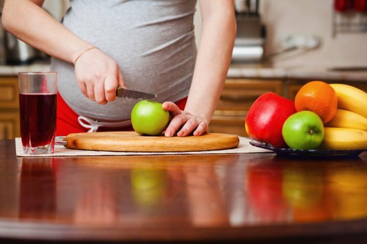 <p>Hamilelik döneminde fiziksel değişikliklerin en fazla görüldüğü aralık ilk üç aydır. Anne karnındaki bebeğin beyin gelişimi için çok önemli olan bu ilk üç ayda, beslenme programına normal zamanlardan daha fazla dikkat edilmelidir. Peki hangi besinlere öncelik tanınmalı?</p>
