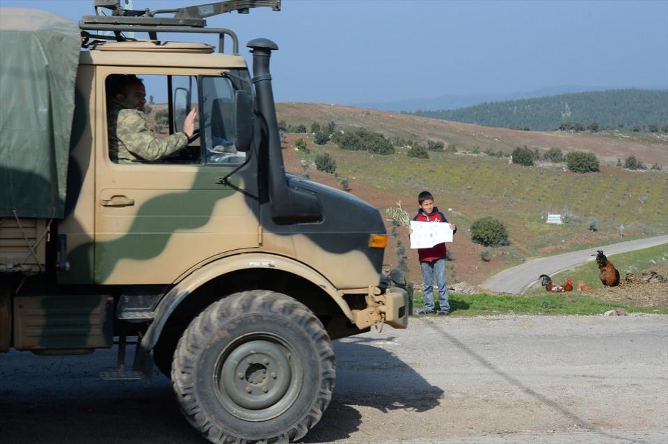 <p>Bu kapsamda pankart hazırladığını anlatan Gökdeniz, "Askerleri çok seviyorum. Bazen durup benimle fotoğraf çektiriyorlar, çok mutlu oluyorum." dedi. </p>
<p> </p>