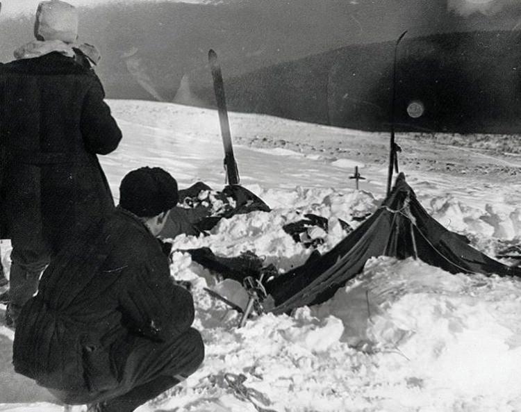 <p>Fakat ünlü fotoğrafçının yayınlanan biyografisinde böyle bir fotoğraftan bahsedilmiyor. Biyografide Hoshino'nun ayı tarafından ormana götürüldüğü fakat tüm aramalara rağmen bulunamadığı belirtiliyor. Bu nedenle bu fotoğrafın tamamen fotomontaj olduğu da iddia ediliyor. </p>

<p> </p>

