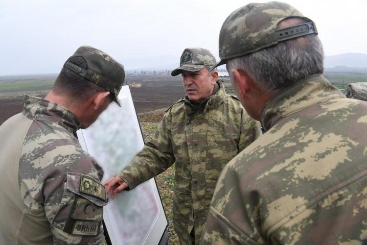 <p>Akar, “Harekatın esas maksadının, sınır bölgesinde ve Afrin’de barış, güvenlik ve istikrarın temini, bölge halkının teröristlerin zulmünden kurtarılması ve Türkiye’de bulunan Suriyeli kardeşlerimizin güvenle evlerine dönmelerinin sağlanmasıdır. Harekat esnasında sıkça görüldüğü üzere, teröristlerin bilinçli bir şekilde sivil kıyafet giymelerine ve sivillerin hayatını hiçe sayarak, haince, meskun mahallerdeki birçok evi tahkimli mevzii ve barınak olarak kullanmalarına rağmen, masumlara/sivillere ve çevreye zarar vermemek için her türlü dikkat ve gayretin sarf edildiğini gördük.</p>
