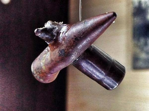 <p><strong>Çanakkale Savaşı Sonrasında Bulunan Mermiler</strong></p>

<p>Bu iki mermi 1915 yılında başlamış olan  I. dünya Savaşı ve devamı 1916 yılında sona eren Çanakkale Savaşı'ndan sonra bulundu.</p>

