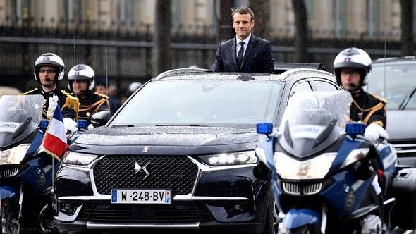 <p>PSA Grubu’nun güncel ürün ailesinden 3008, 5008, Citroen C5 Aircross gibi modellerin de üzerine şekillendirildiği EMP2 platformunu paylaşan araçta, başkanın halkı selamlayabilmesi için özel olarak açılan tavan, kurşun geçirmez camlar, yarı dolgulu özel run-flat (patlamayan) lastikler ve ünlü tasarımcıların elinden geçen özel siyah renk deri kaplama iç mekanıyla yollarda göreceğimiz DS 7 Crossback örneklerinden ayrılıyor.</p>
