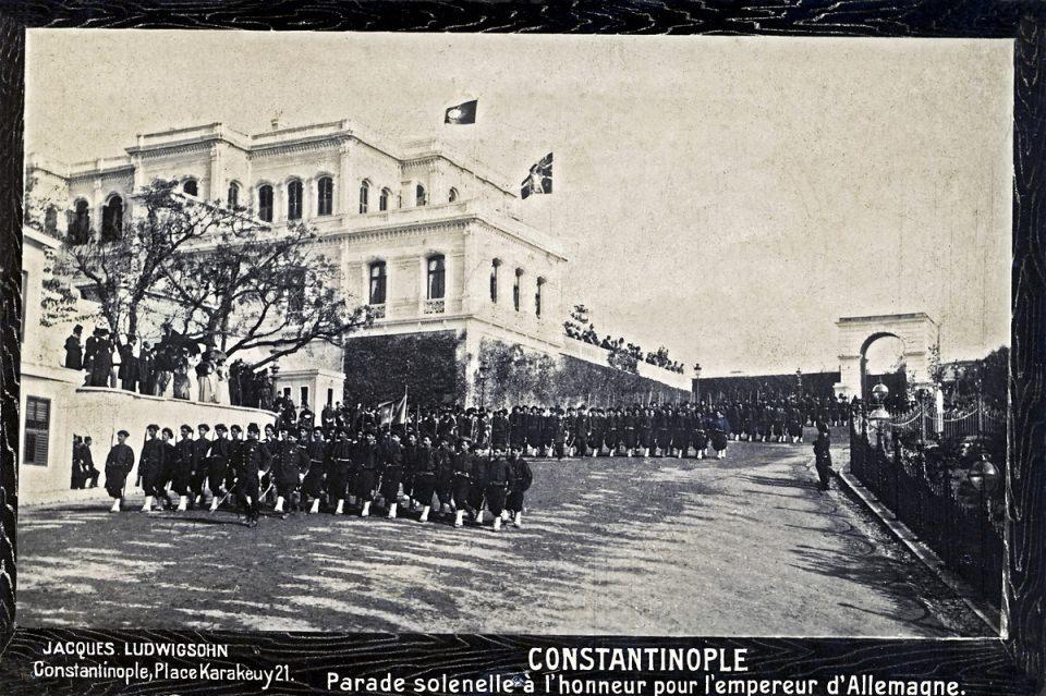 <p>Alman İmparatoru II. Wilhelm, Yıldız Sarayı'nda Sultan II. Abdülhamid tarafından resmi törenle karşılandı.</p>
<p> </p>