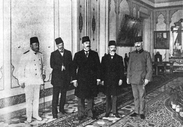 <p>II. Abdülhamid'in halı tablosu. Bağlarbaşı Köşkü, Miralay Cevad, Emanuel Karasu, Esad Paşa, Aram Efendi, Arif Hikmet</p>