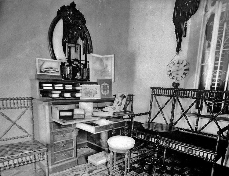 <p> II. Abdülhamid'in yaptığı çalışma masası</p>