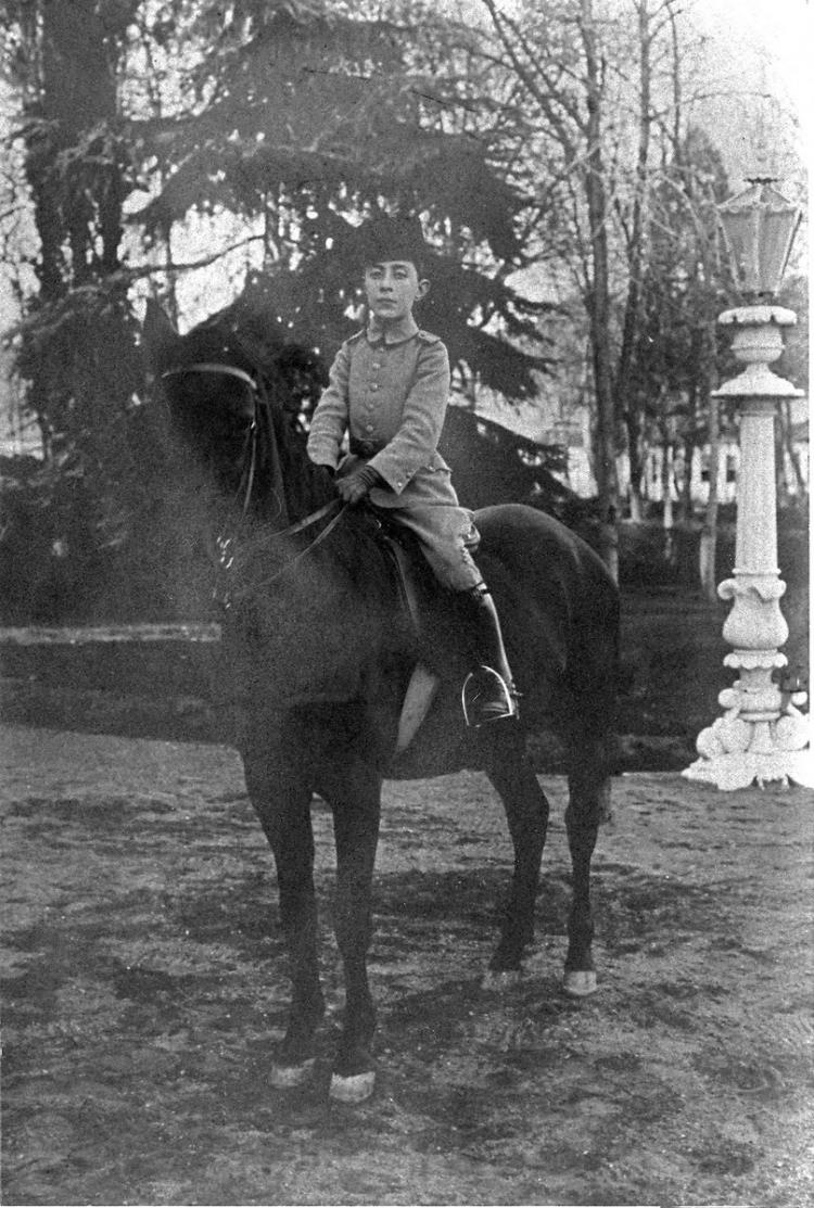 <p>Osmanlı Padişahı Sultan II. Abdulhamid 'in en küçük oğlu Şehzade Mehmet Abid Efendi at üstünde</p>