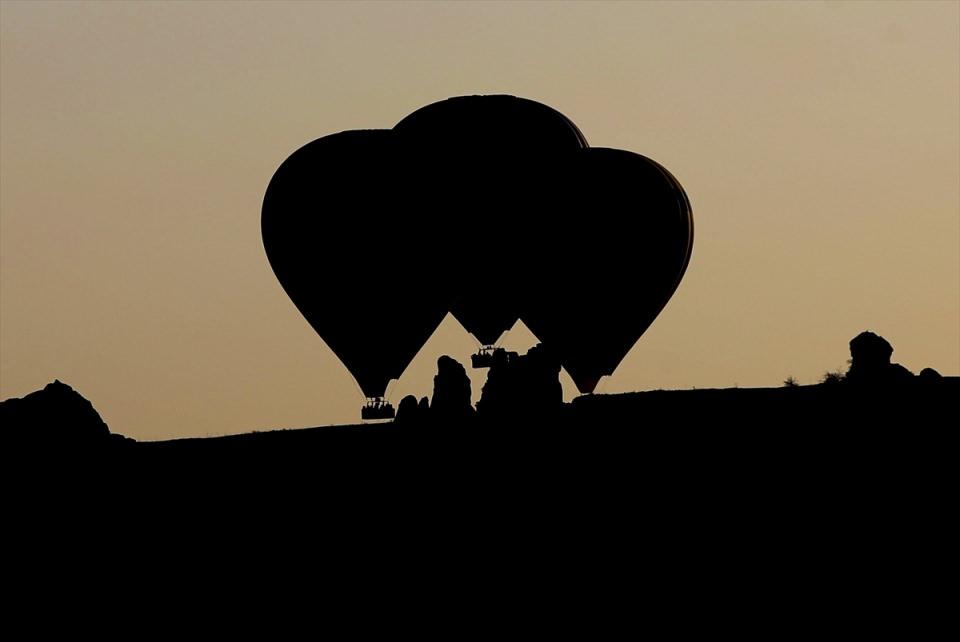 <p>Bölgede düzenlenen sıcak hava balon turlarına katılan turist sayısı 2017 yılında, bir önceki yıla göre yüzde 32 artışla 329 bin 390'a ulaştı.</p>

<p> </p>
