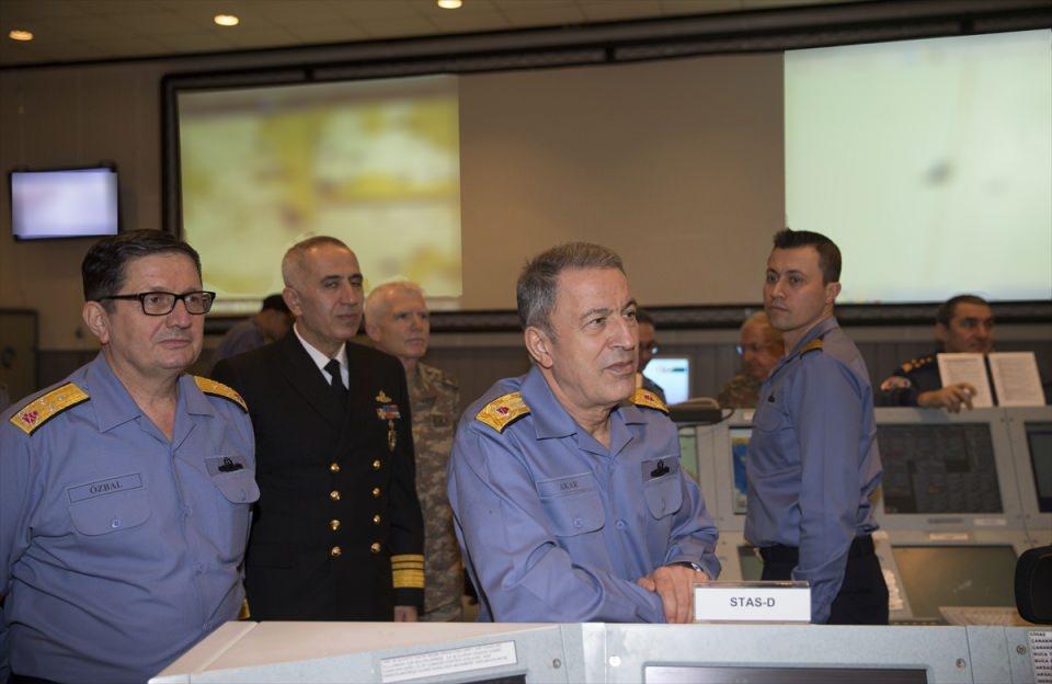 <p>Genelkurmay Başkanı Orgeneral Akar, bununla birlikte tüm denizlerde ülkenin ve milletin uluslararası hukuk ve anlaşmalardan kaynaklanan haklarını koruyacaklarını ifade etti.</p>