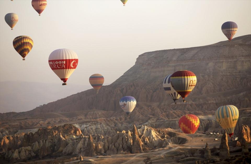 <p>AA muhabirinin Sivil Havacılık Genel Müdürlüğü (SHGM) verilerinden derlediği bilgiye göre, yıl boyunca 19 bin 843 balon uçuşu gerçekleştirilen bölgede turistler, Kapadokya semalarına yükselerek eşsiz manzarayı kuş bakışı izleme imkanı elde etti.</p>
<p> </p>