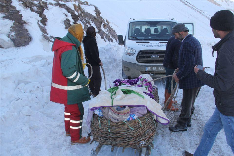 <p>Karataş'ın eşi Nurettin Karataş, yetkililere teşekkür ederek, "Ekipler, çığ tehlikesine rağmen bölgeye gelerek eşimi hastaneye yetiştirdi. Allah hepsinden razı olsun." dedi.</p>