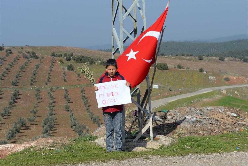 <p>Harekatın başlangıcından bu yana yoğun çatışma ve top atış seslerinin duyulduğu Suriye sınırındaki Hisarcık köyünde yaşayan Ramazan Gökdeniz'in Mehmetçik'e desteği, görenleri duygulandırıyor.</p>

<p> </p>
