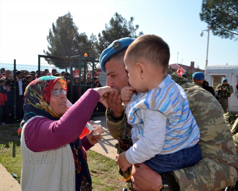 <p>Eşini uğurlayan Halime Gök, "Sevdiğim Allah'a, vatan da sevdiğime emanet. Bir ölür bin diriliriz. Gerekirse ben de vatan için canımı veririm. Allah yollarını açık etsin." diye konuştu.</p>
<p> </p>