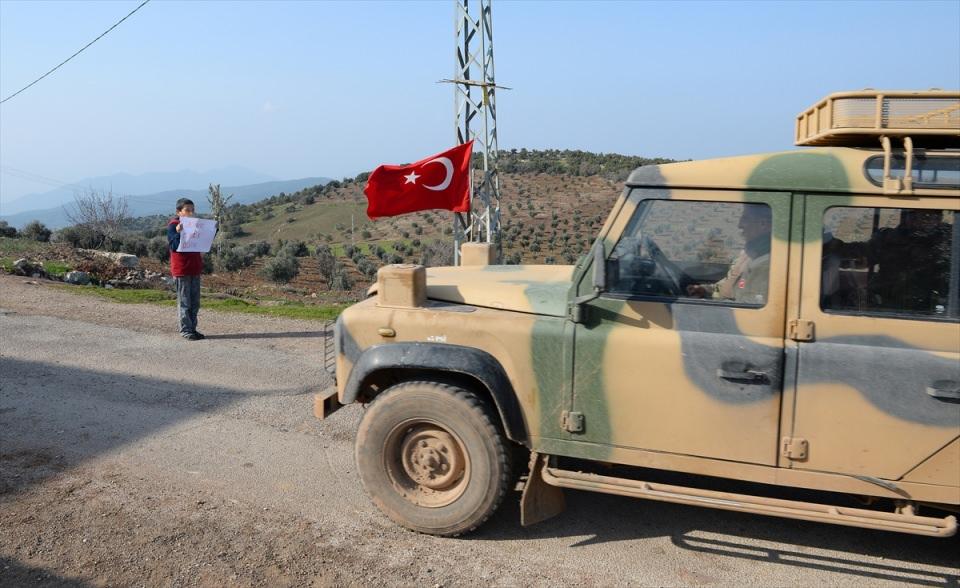 <p>Bahçelerindeki zeytin ağacından bir dal koparan Ramazan Gökdeniz, her gün evlerinin önüne çıkarak harekat kapsamında görev yapan ve köylerinin içinden geçerek Afrin'e giden Mehmetçik'e destek oluyor.</p>
<p> </p>