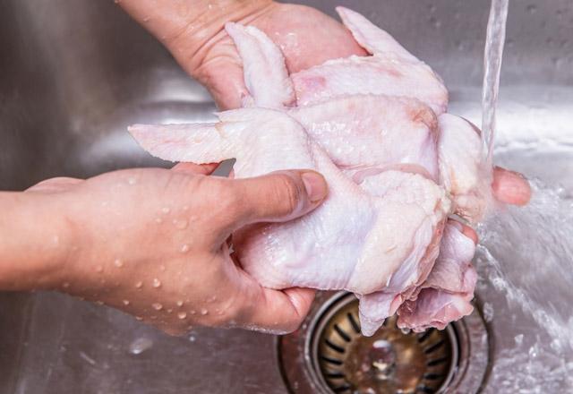 <p><strong>Tavuk</strong></p>

<p>Çoğu kişi yemeden önce tavuğu yıkamanın sağlıklı olduğunu düşünür. Ancak tavuğu yıkamak bakterilerin çoğalmasına neden olur. Uzmanlara göre tavuğu yıkamak yerine 2 kere haşlamak daha mantıklı bir yoldur. </p>
