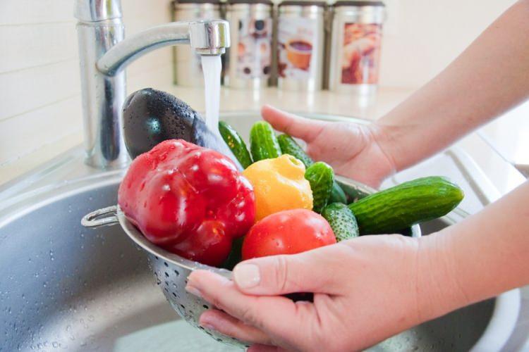 <p>Birçok kişi yiyecekleri yemeden önce yıkar. Fakat bazı gıdalar yıkandıklarında etrafa mikrop saçar. İşte yıkanması ve yıkanmaması gereken besinler...</p>
