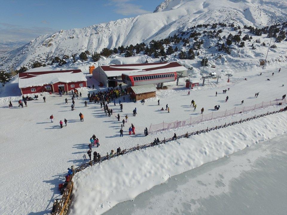 <p>Erzincan'a kışın tatile gelmek isteyenlerin konaklama ihtiyaçları, kent merkezindeki 1'i 5, 4'ü 4 yıldızlı farklı özellikteki çok sayıda otel, apart ve misafirhane ile karşılanıyor.</p>