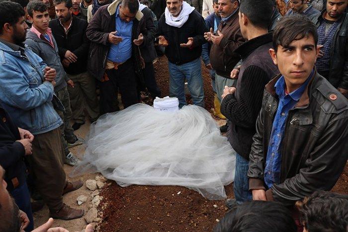 <p>Ayakta durmakta g&uuml;&ccedil;l&uuml;k &ccedil;eken ve sağlık g&ouml;revlileri tarafından m&uuml;dahale edilen Emrah Avcı&rsquo;yı yakınları teselli etti. T&ouml;rende ailenin yakınları, tabutlara sarılıp g&ouml;zyaşı d&ouml;kt&uuml;, bazı kadınlar fenalık ge&ccedil;irdi. Sinir krizi ge&ccedil;irenler, g&uuml;&ccedil;l&uuml;kle sakinleştirilirken sağlık g&ouml;revlileri tarafından m&uuml;dahale edildi.</p>

<p>&nbsp;</p>
