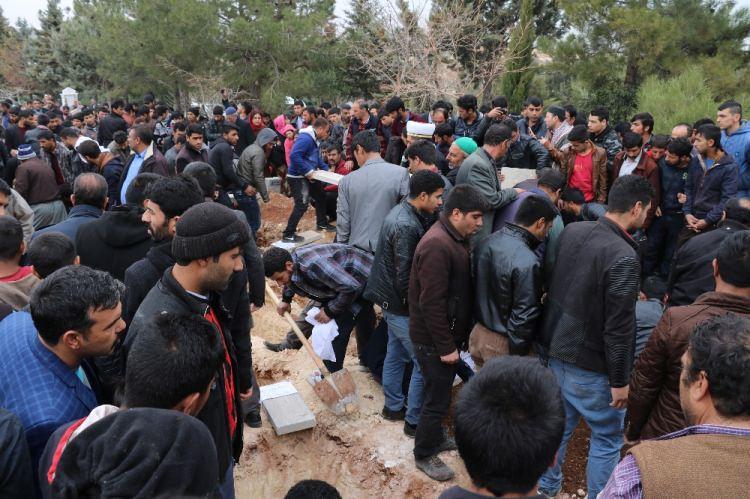 <p>Kazada yaşamını yitiren 2 aylık nişanlı Esra&rsquo;nın yakınları, kısa s&uuml;re sonra yapılması planlanan d&uuml;ğ&uuml;nde giyeceği gelinliği mezarına bıraktı. Mezara kapanan yakınları gelinliği &ouml;p&uuml;p uzun s&uuml;re g&ouml;zyaşı d&ouml;kt&uuml;. G&uuml;venlik &ouml;nlemlerinin alındığı cenazeye, Jandarma Genel Komutanlığı tarafından da &ccedil;elenk g&ouml;nderildi.</p>
