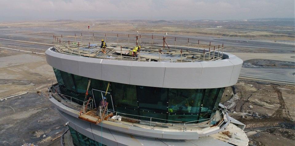 <p>Yüzde 78'i tamamlanan yeni havalimanının son durumu havadan görüntülendi. Görüntülerde havalimanı inşaatının hızla sürdürüldüğü görülürken havalimanının Lale figürlü ödüllü Hava kontrol kulesinde de sona gelindi.</p>
