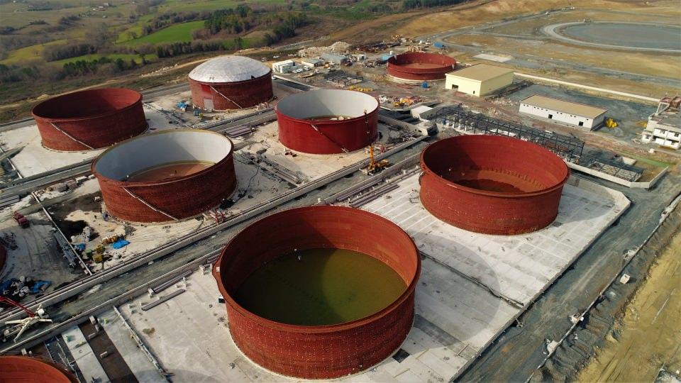 <p>Tamamlandığında 200 milyonu aşan yıllık yolcu kapasitesine sahip olması beklenen havalimanındaki çalışmalar ise 29 Ekim’de açılmak üzere tüm hızıyla sürdürülüyor. Üçüncü Havalimanı'nın çalışmalarında büyük mesafe kat edilirken, ilk etabın bitmesiyle 90 milyon yolcu kapasitesiyle hizmet verecek. Yüzde 78'i tamamlanan yeni havalimanının son durumu havadan görüntülendi.</p>
<p> </p>