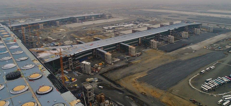 <p>Görüntülerde, ayrıca havalimanının ana terminal binasının çatısının büyük kısmının kapatıldığı ve ana yerleşke binasının etrafındaki dış cephe camlarının montajının büyük bir kısmının tamamlandığı görülüyor. Uçakların yanaşacağı körük olarak bilinen yolcu köprülerinin de büyük oranda yapıldığı görülüyor. </p>
