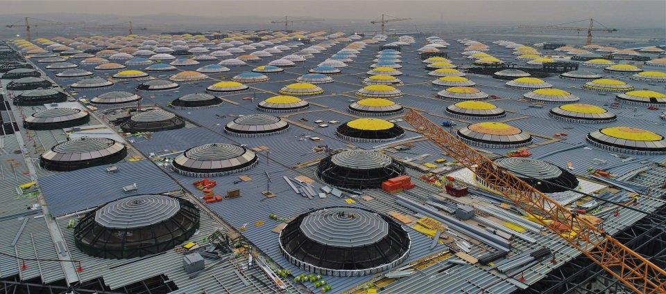 <p>Havalimanında terminal binaları, hava trafik kontrol kuleleri, her uçak tipine uygun 6 bağımsız pist ile bağlantı taksi yolları bulunacak. Projede ayrıca devlet konuk evi, 70 bin araç kapasiteli açık ve kapalı otopark, oteller, itfaiye ve benzeri destek tesisleri de yer alacak. </p>