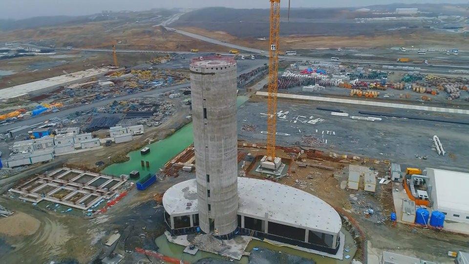 <p>İGA'dan yapılan yazılı açıklamaya göre, İstanbul Yeni Havalimanı, şu an 31 binin üzerinde çalışanın bulunduğu projede, 1 Şubat itibarıyla kariyer platformlarında yer alacak ilanlar aracılığıyla kadın ve erkekten oluşan yaklaşık 3 bin 500 güvenlik ekibi istihdam edilecek.</p>