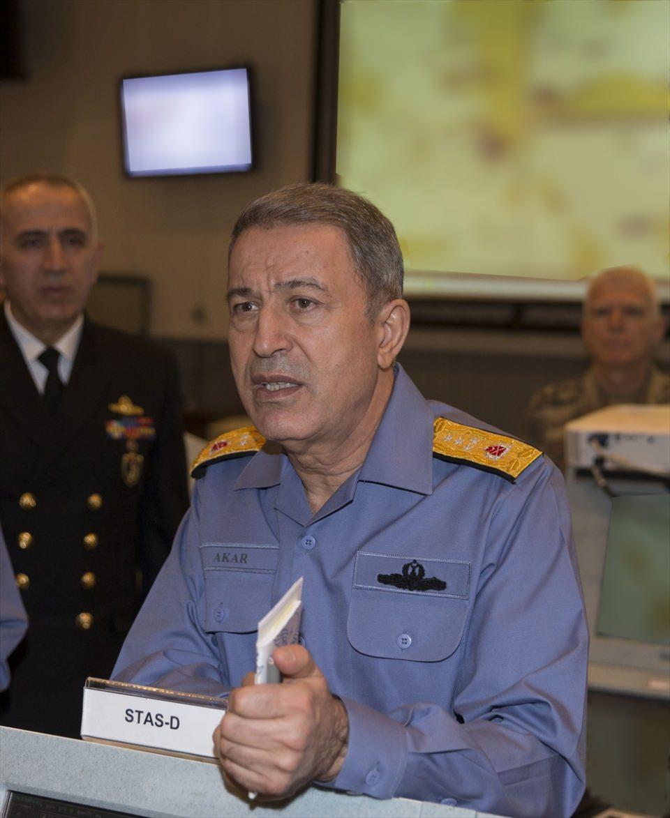 <p><strong>Türk Silahlı Kuvvetlerinin bir bütün olduğunu vurgulayan Orgeneral Akar, şunları kaydetti:</strong></p>
<p>"Karası, denizi, havasıyla, siviliyle, askeriyle, subayıyla, astsubayıyla, uzmanlarımızla, erlerimizle beraber gerçekten etle tırnak gibi Türkiyemiz için, milletimiz için elimizden gelen neyse yapmaya çalışacağız ve bizden sonraki nesillere inşallah olumsuz, herhangi bir sıkıntı verecek miras bırakmayacağız. </p>