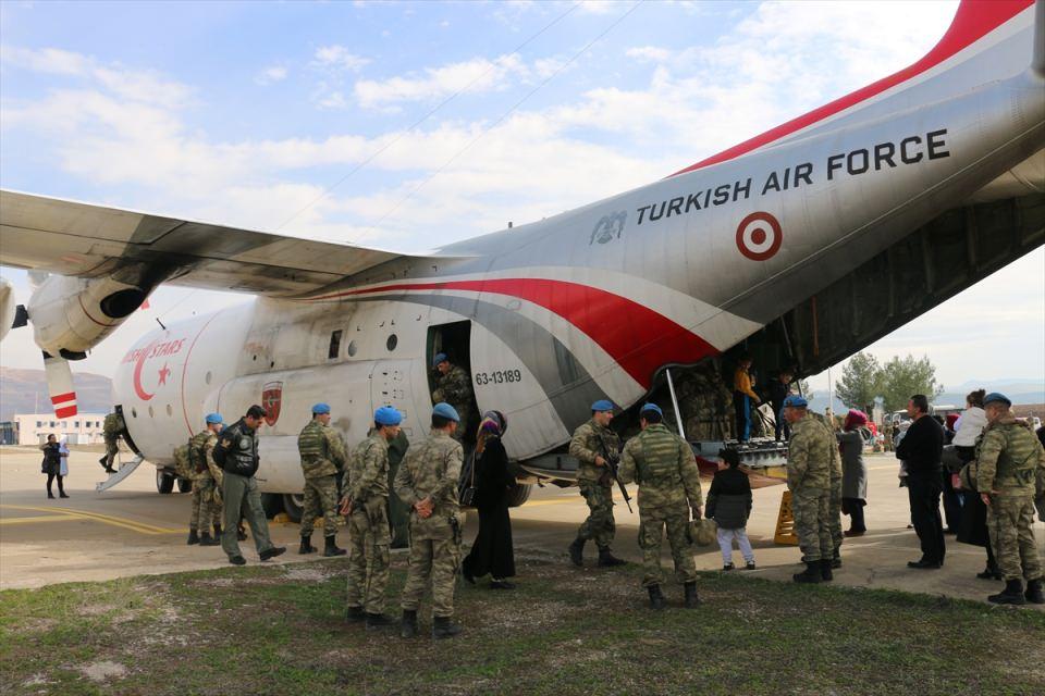 <p>Komandoların eş ve çocuklarıyla vedalaşması sırasında duygusal anlar yaşandı.</p>

<p> </p>
