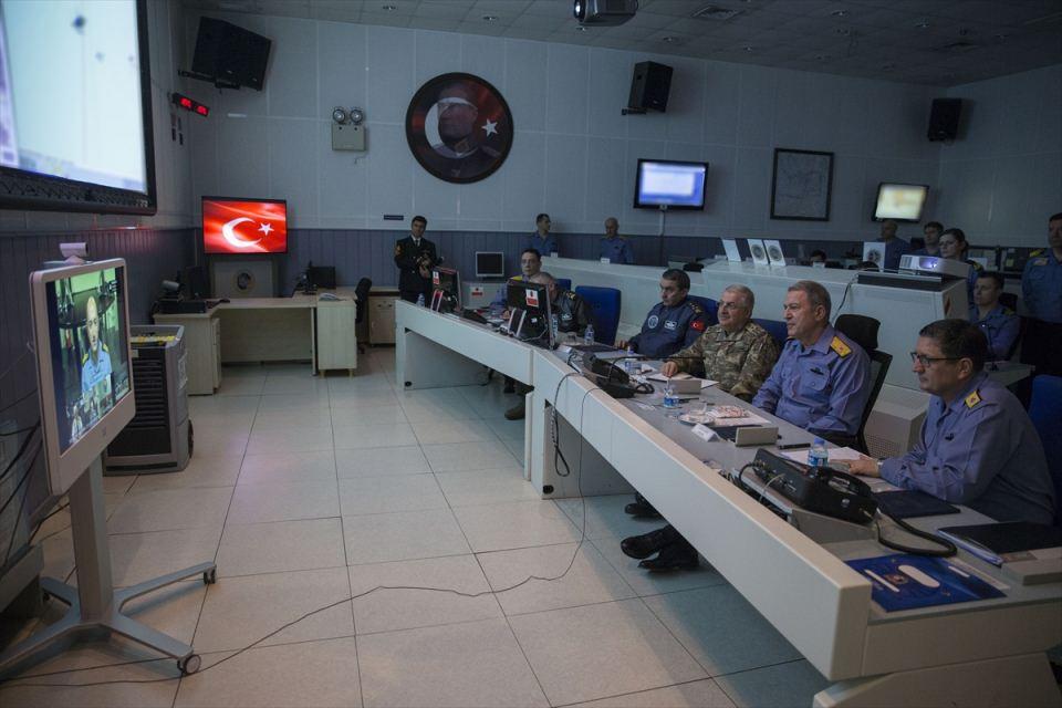 <p>Orgeneral Akar, Kara Kuvvetleri Komutanı Orgeneral Yaşar Güler, Deniz Kuvvetleri Komutanı Koramiral Adnan Özbal ve Hava Kuvvetleri Komutanı Orgeneral Hasan Küçükakyüz ile İzmir'deki Deniz Kuvvetleri Gözetleme Koordinasyon Merkezi'nde incelemelerde bulundu. </p>
