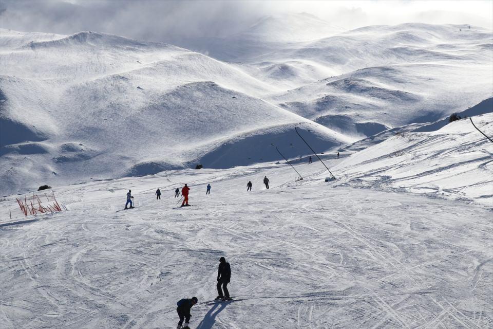 <p>Kent merkezine 12 kilometre uzaklıkta ve havalimanına 13 dakika mesafede bulunan kayak merkezi, ulaşım kolaylığıyla da dikkati çekiyor.</p>
