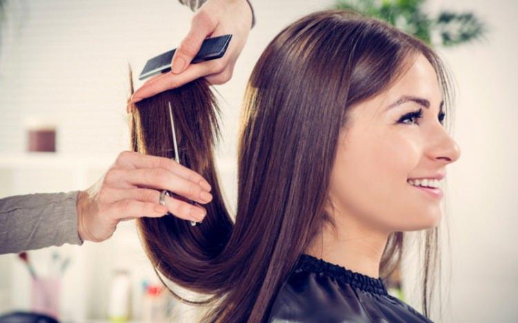 <p>Kendi saç stilinize ve yüz hatlarınıza uygun bir saç modeli bulmak zor olsa da saç trendlerini deneyerek hem modaya uyum sağlamış hem de yüzünüze yakışan saç kesimini bulabilirsiniz. </p>
<p><strong>İşte bu yıl trend olacak saç kesim modelleri...</strong></p>
