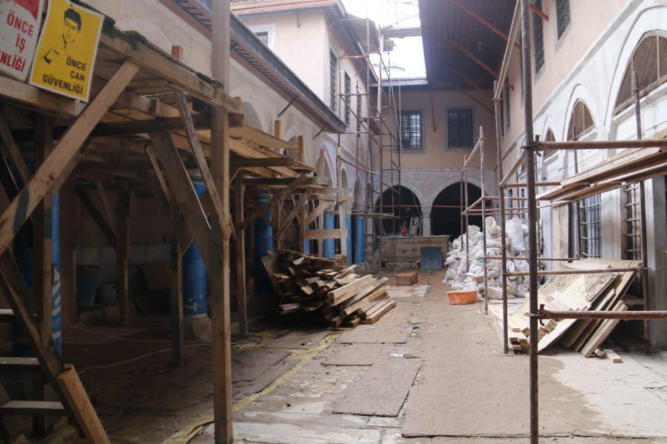 <p>Gülhane Parkı'ndaki çöken duvar ve Fatih Köşkü'nde meydana gelen çatlaklarla gündeme gelen Topkapı Sarayı, tarihinin en kapsamlı restorasyon sürecini yaşıyor. </p>