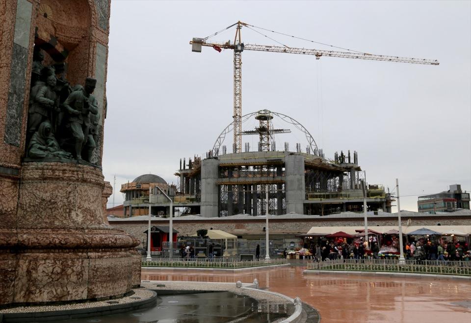 <p>İstanbul 2 Numaralı Kültür ve Tabiat Varlıklarını Koruma Kurulu'nun kararının ardından Maksem'in arkasında bulunan Vakıflar Genel Müdürlüğü'ne ait arazide geçen yıl 17 Şubat'ta temeli atılan caminin inşaatı sürüyor. </p>
