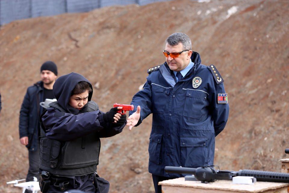 <p>Afgan polislerden sorumlu Albay Razia Osmani ise Afganistan ile Türkiye arasındaki dostluğun çok eskilere dayandığını vurguladı.</p>
