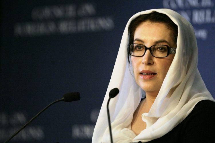 <p><strong>Benazir Butto</strong></p>

<p>Pakistan tarihinin ilk kadın başbakanı olan Benazir Botto’nun hayatı siyasetin içinde ve sürgünlerde geçti. Oxford’ta hukuk eğitimi almış olan Butto, 2 kez Pakistan’da başbakanlık yaptı. 2007 yılının aralık ayında bombalı bir suikast sonucu yaşamını yitirdi.</p>
